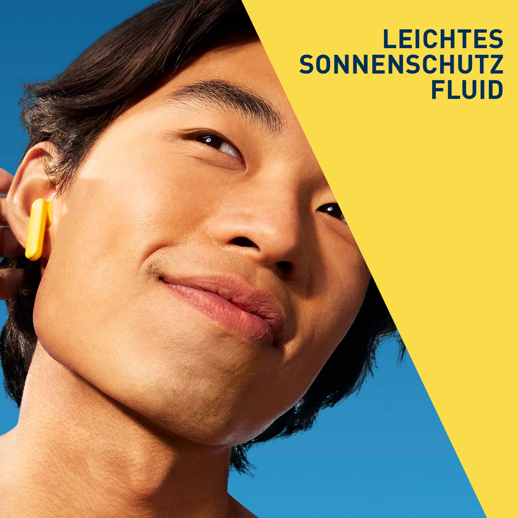 Mann mit gelbem Ohrstöpsel. Text: Leichtes Sonnenschutz Fluid.